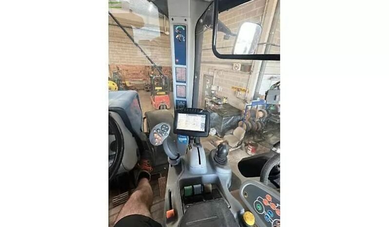 
								New Holland t8.300 full									